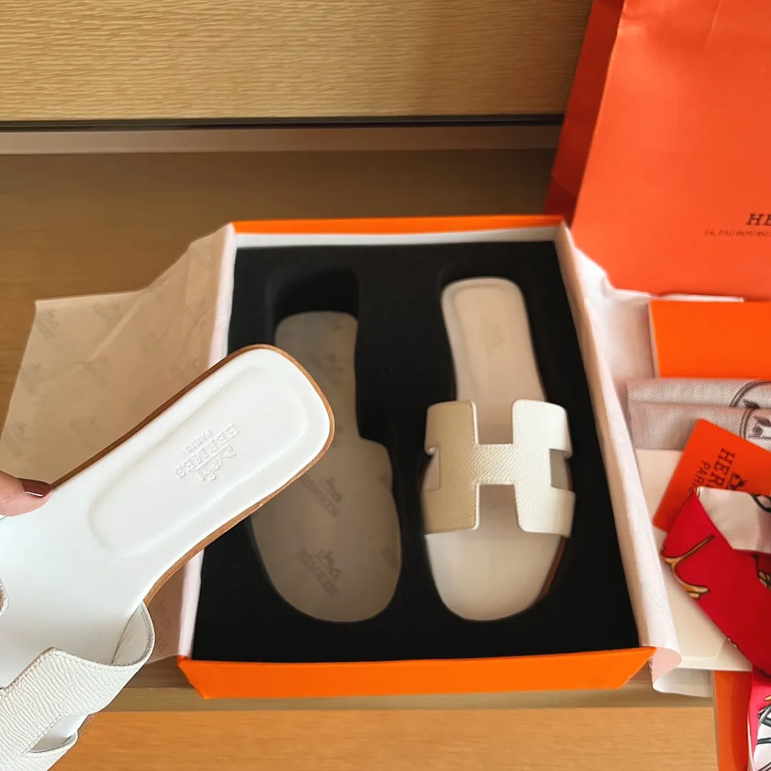 👟👟Ex-factory price 480👟👟 Women's Shoe Factory [Palmprint All-Inclusive Midsole] (Hermès) Upgraded packaging, upgraded version and workmanship materials. Hermes®🔴The highest version of handmade shoes on the market ✨✨ Top product Hermès slippers🐎 —————————— 2022 early spring new model is the same as the original version, handmade by masters! ❥High-end customization, exclusive products, the highest version in the industry⚠❥Using: Hermers upper: Italian imported cowhide + original custom-grade Australian sheepskin feet + genuine leather outsole (pursuing top walking comfort) ✨~~〰〰〰〰❥ Packaging: ✔🚦Pay attention to the exclusive top-level exclusive packaging 〰The original top quality is on sale━━━━Hermes━━━━━ size: 35-40 (34.41.42 custom-made, non-refundable)
